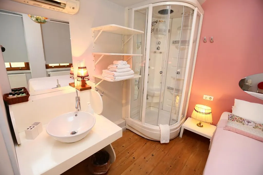 Noble House Galata Bed & Breakfast Istanbul 3*,